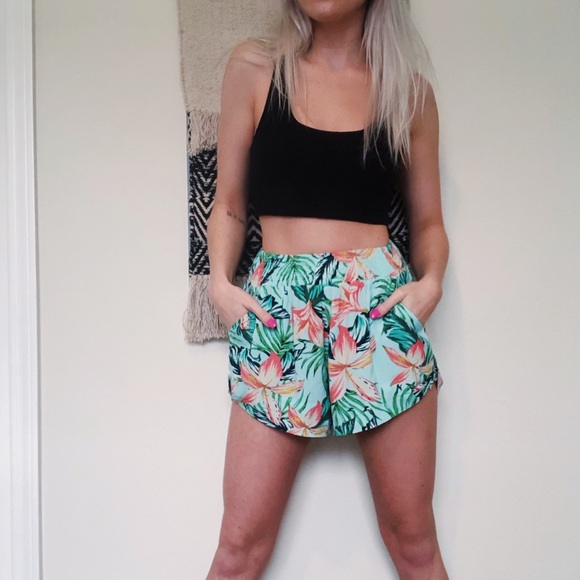 MinkPink Tropical Shorts - Picture 3 of 6